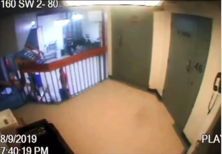 EVO ŠTA SE DEŠAVALO U ZATVORU U NOĆI EPSTINOVE SMRTI! Objavljeni snimci nakon šest godina (VIDEO)