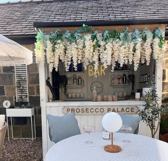 SPOJILI SU LEPO SA KORISNIM I NAPRAVILI BAR U DVORIŠTU Potrošili su malo para, a sad uživaju i - zarađuju