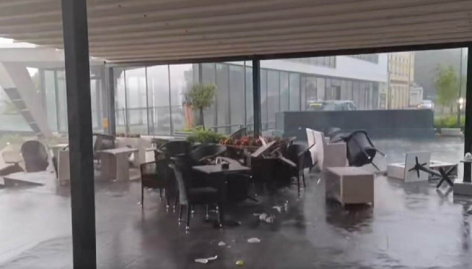 STRAVIČNO NEVREME SE OBRUŠILO NA BOSNU Vetar ruši sve pred sobom, stanovništvo u panici! (VIDEO)