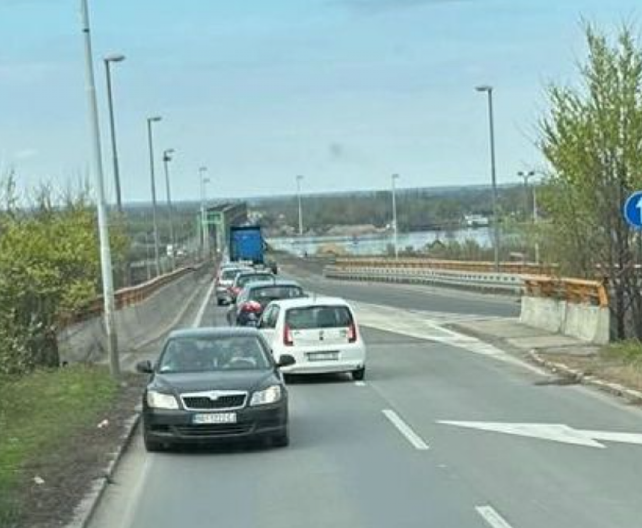 GORI NISKO RASTINJE I GUME KOD PANČEVAČKOG MOSTA Vatrogasci na licu mesta