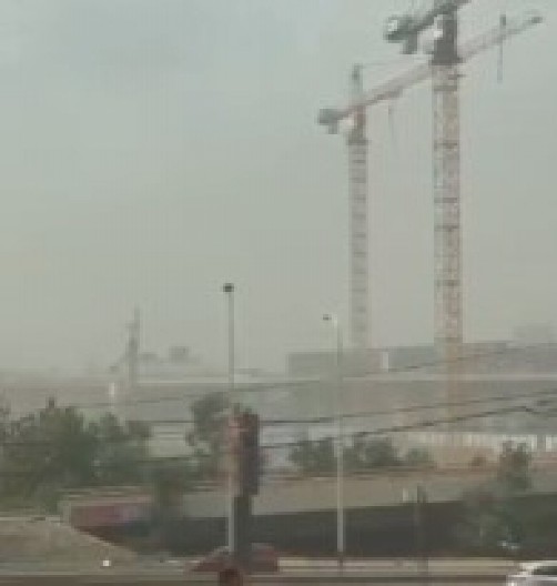 ŽESTOKA OLUJA STIGLA U BEOGRAD Nevreme ruši sve pred sobom, vetar nosi suncobrane (VIDEO)