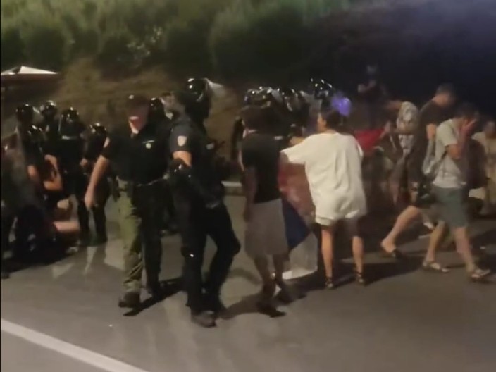 MOTKOM NA POLICIJU NA VIDOVDAN, PA EKSPESNO PUŠTEN! Skandalozna odluka sudije: Pustio na slobodu anesteziologa Stefanovića