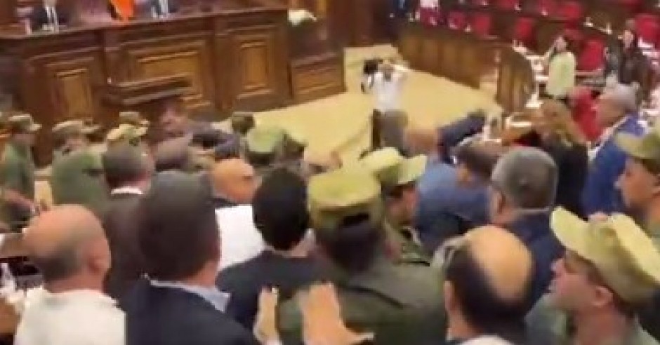 TUČA VLASTI I OPOZICIJE Haos u Parlamentu u Jermeniji (VIDEO)