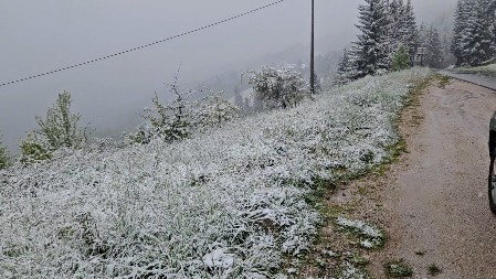 ČUDO NEVIĐENO, PADA SNEG USRED JULA! Na ovim mestima izmereno NULA stepeni, Slovenci u šoku (FOTO)