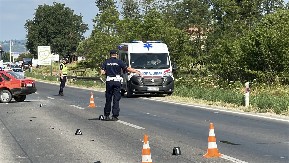 TROJE POVREĐENO U SAOBRAĆAJNOJ NEZGODI U MESTU LEŠNICA KOD LOZNICE Auto probio ogradu i završio u kanalu