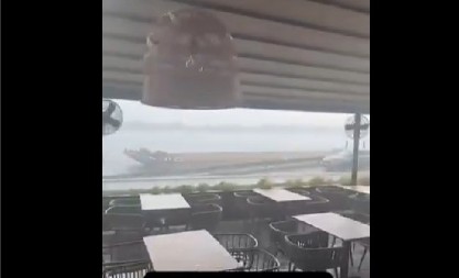 HOROR SCENA NA ADI HUJI!  Brod se otkačio i udario u više splavova, vetar obara bandere (VIDEO)