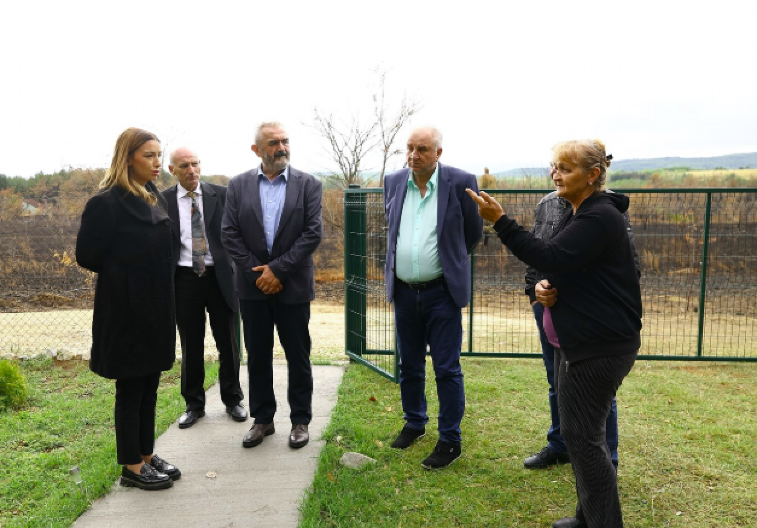 "OVDE SAM DA PORUČIM DA ĆE DRŽAVA POMOĆI SVAKOM" Ministarka Mesarović obišla požarom zahvaćen Golubac: Cela Vlada Srbije i predsednik Vučić su uz sve građane (FOTO)