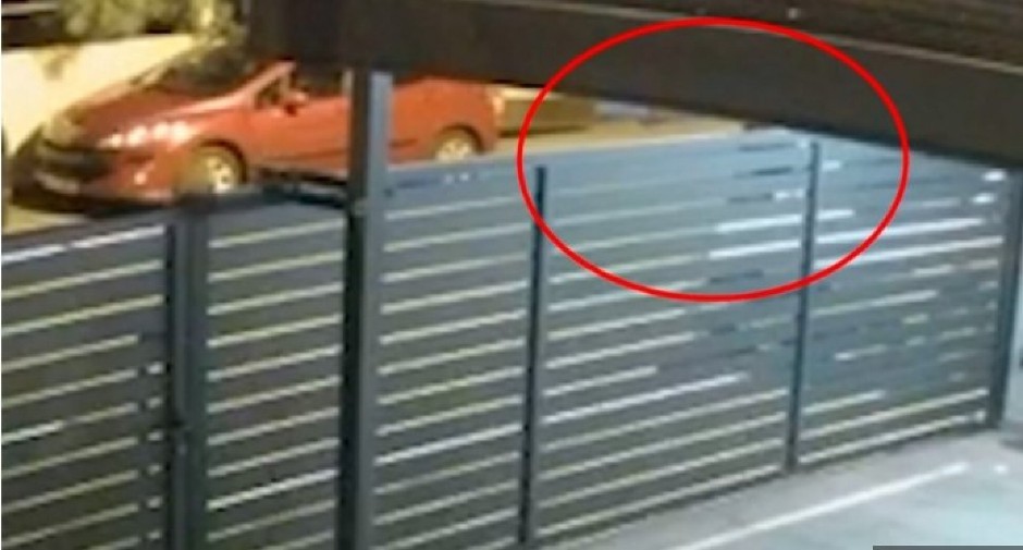 SNIMAK NAPADA NA KUĆU DRAGANA J. VUČIĆEVIĆA: Blokaderski napad ili zastrašivanje? Ispisivali uvrede, farbali kuću, razbijali fasadu – istraga u toku(VIDEO)