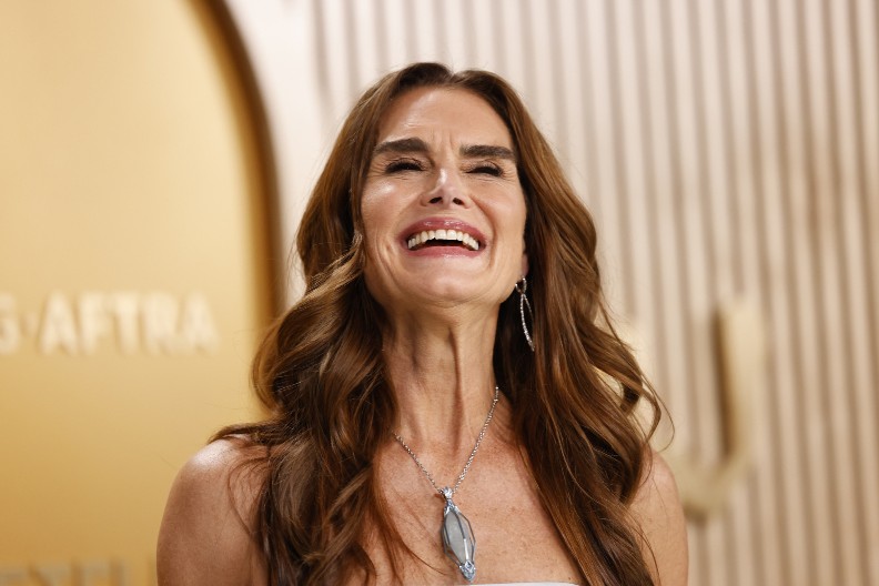 KAO DA SU SESTRE Bruk Šilds povela ćerke u provod, svi kažu da su mamine dvojnice, bukvalno su prelepe