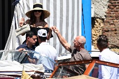 DŽEF BEZOS VIŠE NIJE ĆELAV Milijarderu porasla kosa nakon venčanja, izgleda kao drugi čovek, ima li Loren nešto s tim?