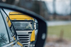 IZLUĐUJE VAS KAD NEKO VOZI PREBLIZU? Probajte ovaj fenomenalni trik! (VIDEO)