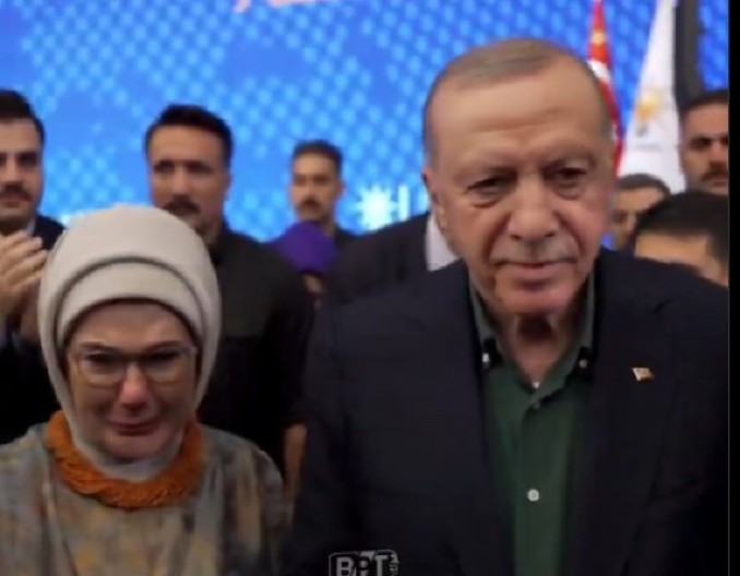 PREDSEDNIKOVA SUPRUGA U SUZAMA! Erdoganova žena ne može da sakrije suze posle istorijskog govora! (VIDEO)
