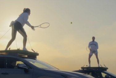 Zaigrali su tenis na krovovima automobila - u pokretu (VIDEO)