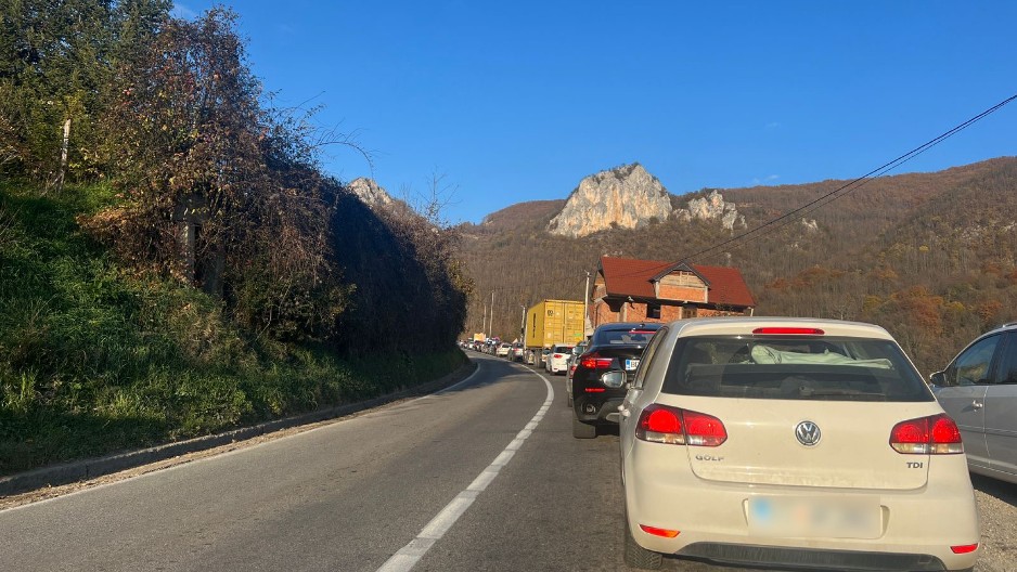 VELIKI BROJ SRBA JUTROS KRENUO NA MORE Stvorila se ogromna kolona