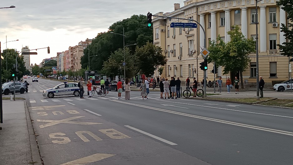 UDARIO POLICAJCA LAKTOM, DRUGI ŠUTIRAO ŽANDARMERIJU! Nova skandalozna odluka suda u Užicu, dvojica blokadera izlaze iz zatvora!