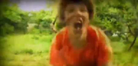 DEVOJČICU U UKRAJINI NAPUSTILI RODITELJI, PRONAŠLI JE KAKO LAJE NA STRANCE! Odgajili su je psi na ulici (FOTO)