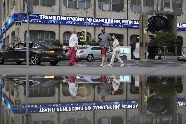 "U BESU JE UBIO I OSAKATIO SVOJE KUĆNE LJUBIMCE" Horor u Moskvi, životinje padale na ulicu, sve je počelo u njegovom stanu