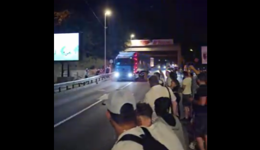 VOZAČU KAMIONA BLOKADERI TOTALNO ZAGORČALI ŽIVOT Otkriveno kroz kakav je košmar pošten čovek prošao! Morao da plati penal za kašnjenje, roba se pokvarila... (VIDEO)