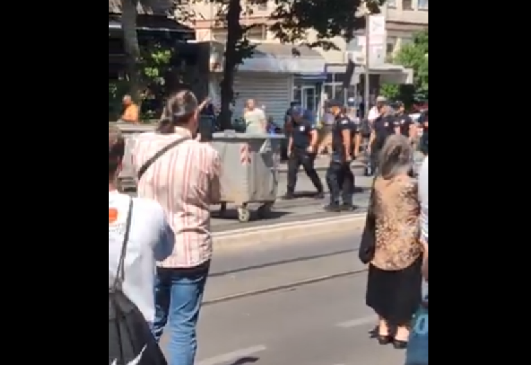 POLICIJA ZAVELA RED: Dvoje privedeno zbog pokušaja blokade u Vojvode Stepe (VIDEO)