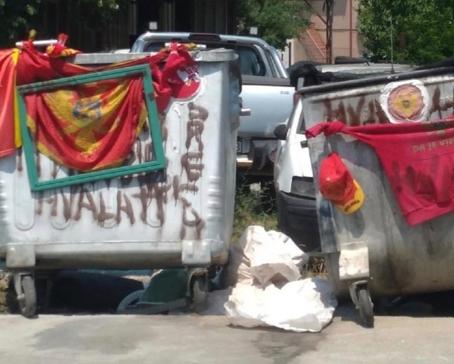 DRŽAVNA OBELEŽJA U KONTEJNERU Slika koja govori više od reči