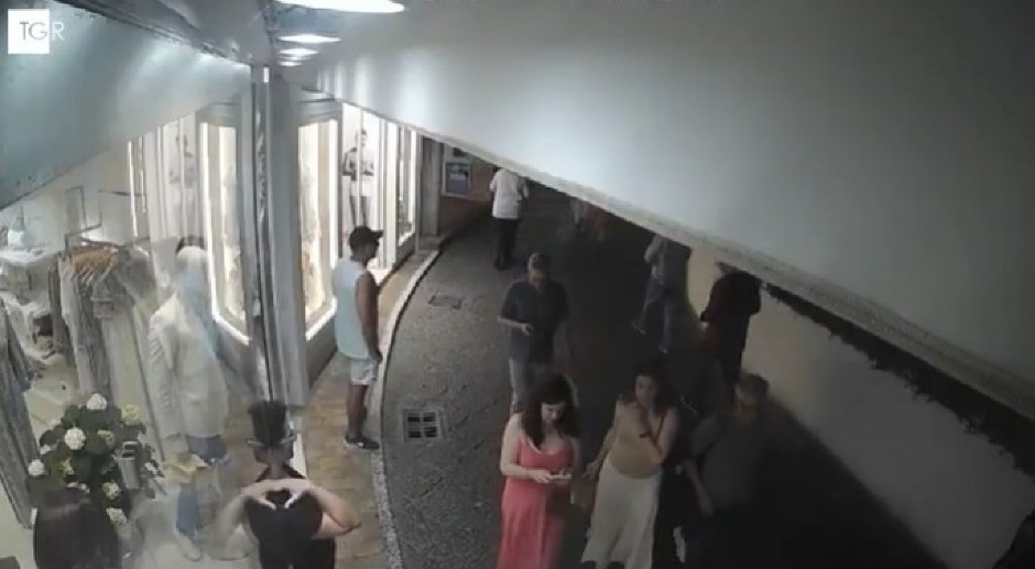 POSLANIKU SA RUKE SKINULI SAT OD 300.000 EVRA! Pogledajte pljačku usred bela dana (VIDEO)