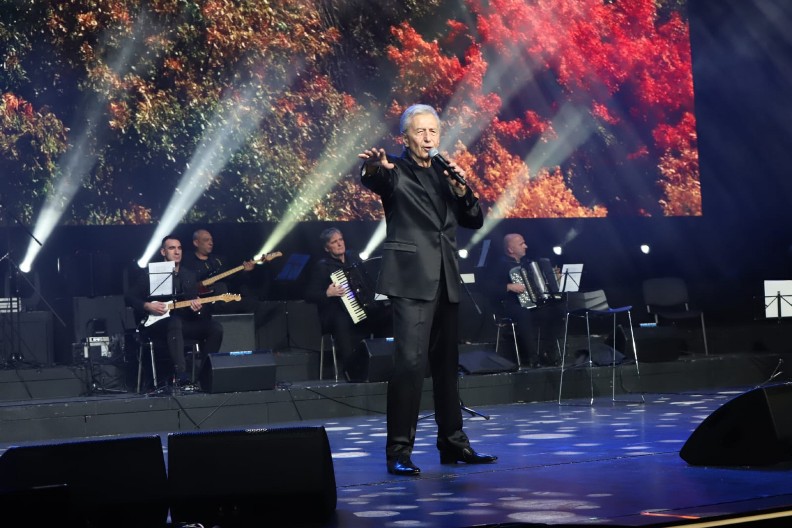 "NIKADA MI NIJE BILO TEŽE, VIŠE NEĆU UZETI MIKROFON U RUKE" Miroslav Ilić neutešan nakon majčine smrti, ovo ga je potpuno slomilo