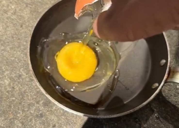 EKSPERIMENT KOJI JE ZAPALIO MREŽE Tiktoker na +33 pokušao da isprži jaje na suncu – rezultat će vas šokirati! (VIDEO)