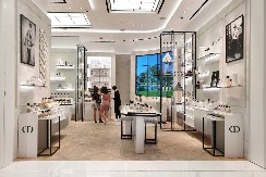 LUJ VITON SE PREIGRAO? Ovakvu torbu nikada niste videli – a ni cenu, verovatno