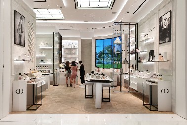 LUJ VITON SE PREIGRAO? Ovakvu torbu nikada niste videli – a ni cenu, verovatno