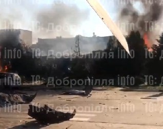 RUSI BACILI BOMBU TEŠKU 500 KG NA PREKRCAN TRŽNI CENTAR Stravičan napad u Dobropilji, stižu jezivi snimci: Ima poginulih i ranjenih (FOTO, VIDEO)