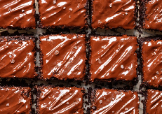 ČOKOLADNI KOH Sočna poslastica sa kremastom glazurom, po ukusu joj nema ravne