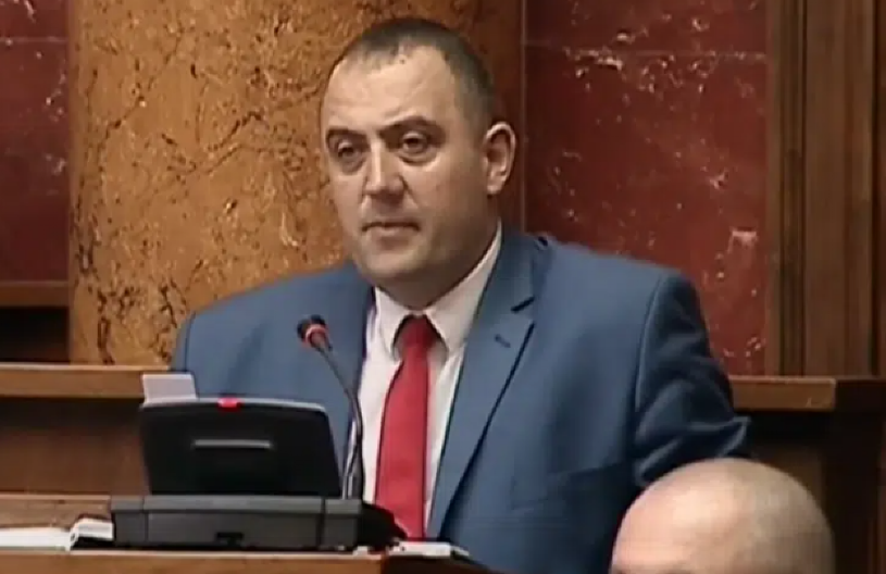 NOVI NAPAD, OSVANULI UVREDLJIVI GRAFITI NA KUĆI POSLANIKA SNS "Nadležni da privedu počinioce"