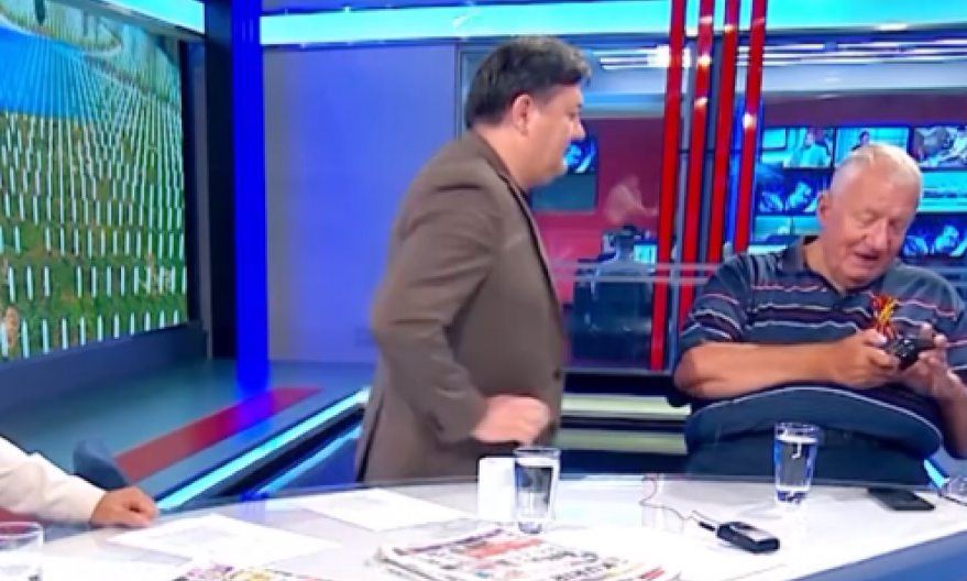 "BEŽI, RAZBIĆU TE!" Šešelj oteo telefon voditelju, pa krenuo da čita naglas...