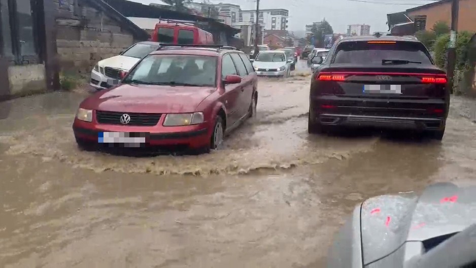 POTOP NA ULICAMA! Voda se izlila na puteve i trotoare u Novom Pazaru (FOTO)