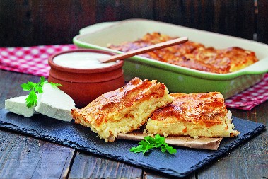 TETA DUŠICINA GIBANICA BUDI NOSTALGIJU Sa hrskavim korama i sočnim nadevom, nema joj ravne