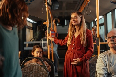 NEVIĐENI SKANDAL U JAVNOM PREVOZU Muškarac ponudio trudnici slobodno mesto, a onda se pojavio ON i bahatim potezom razbesneo putnike!