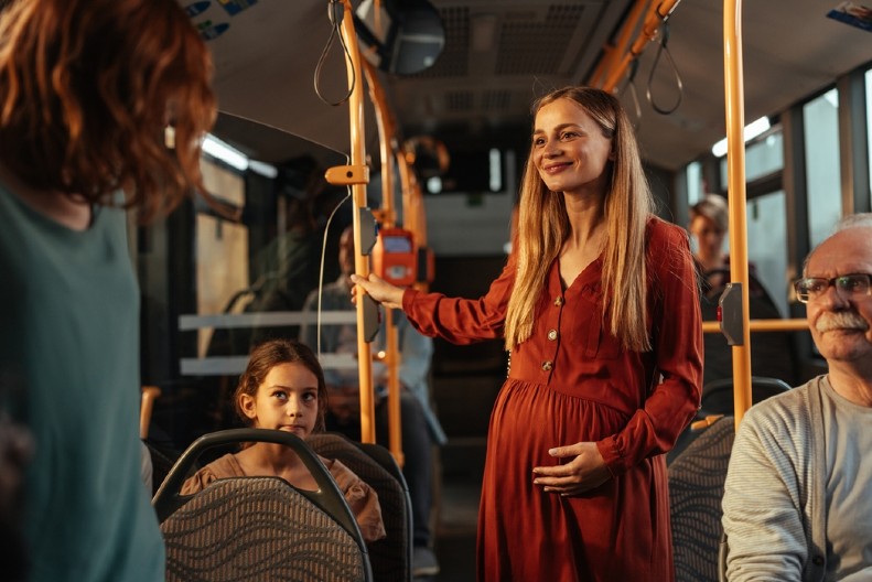 NEVIĐENI SKANDAL U JAVNOM PREVOZU Muškarac ponudio trudnici slobodno mesto, a onda se pojavio ON i bahatim potezom razbesneo putnike!