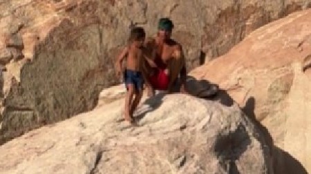 DA LI JE OVAJ ČOVEK NORMALAN? Svet u šoku zbog snimka koji je zgrozio internet, otac poručuje: "Mladunče orla ne pita da li želi da leti!" (VIDEO)