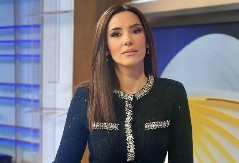 PREPLANULI TEN I IZAZOVNA BELA HALJINA! Voditeljka jutarnjeg programa nikad atraktivnija, pokazala i gole noge (FOTO)