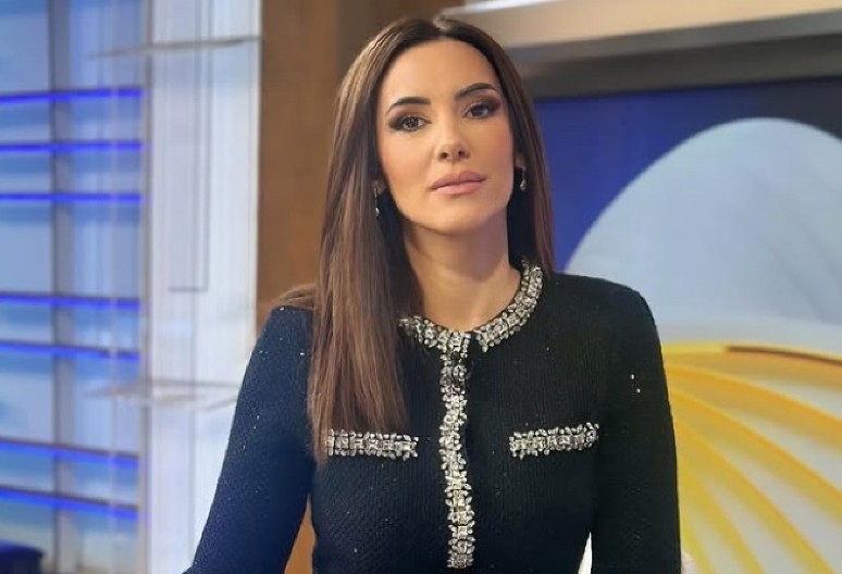 PREPLANULI TEN I IZAZOVNA BELA HALJINA! Voditeljka jutarnjeg programa nikad atraktivnija, pokazala i gole noge (FOTO)