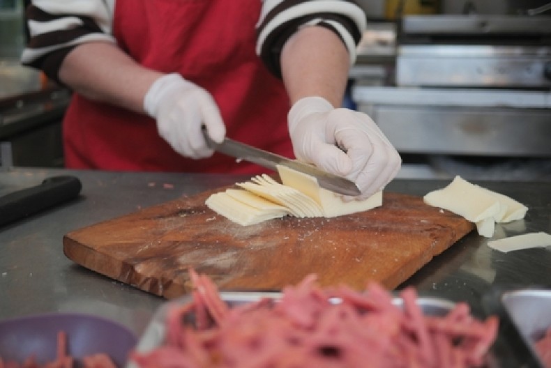 NIKAD LAKŠE SECKANJE SIRA  Pogledajte ovaj genijalan trik, nema mrvica nigde!