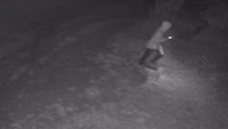 OVAKO SU NAPALI PORODIČNU KUĆU VUČIĆEVIĆA: U gluvo doba noći, blokaderi zgubidani s kapuljačom na glavi pokušali da razvale vrata (VIDEO)