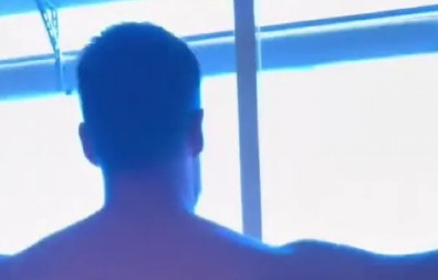 TURISTA POGLEDAO KROZ PROZOR, I ZANEMEO OD ŠOKA Kad je video šta je iza zavesa, shvatio da je žrtva prevare! (VIDEO)