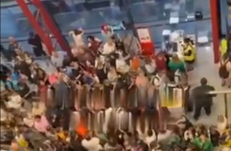 HILJADE LJUDI ZAGLAVLJENO Spavaju na podu, kilometarski redovi, evo šta se dešava na aerodromima u Rusiji (VIDEO)