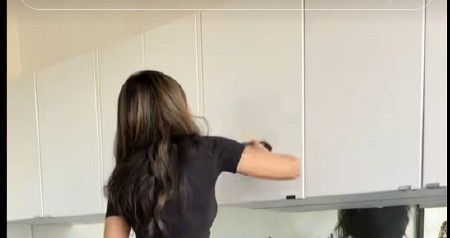 MILINA KUHINJA UVEK BLISTA, A SAD JE OTKRILA TRIK „Masnoću sa ormarića lako skinem mešavinom od 3 sastojka“