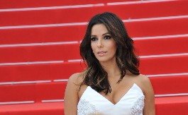 EVA LONGORIJA U SAVRŠENOJ HALJINI Model je naglasio njene ženstvene obline, a idealan je za letnje večeri