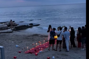 OKUPILI SE NA PLAŽI I SKOCKALI ZA MEDALJU OČEKUJUĆI PRELEPU PROSIDBU A onda je usledio šok  - ljudi na mrežama plaču od smeha
