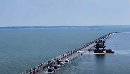 OVO JE NAJLEPŠI PUT NA SVETU Pravo je uživanje voziti se po jezeru, ali postoji jedna začkoljica