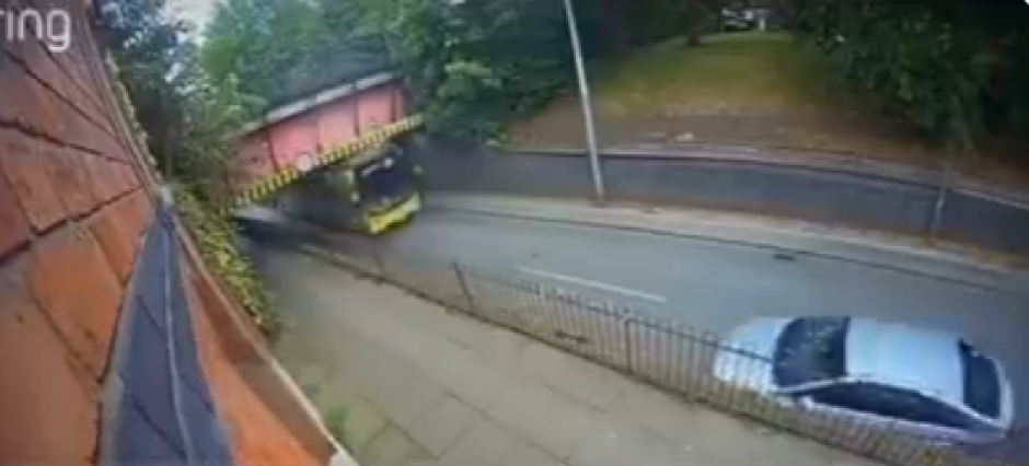 LJUDI VRIŠTALI OD STRAHA Krov autobusa na sprat se otkinuo pri udaru u most, objavljen zastrašujući snimak (VIDEO)