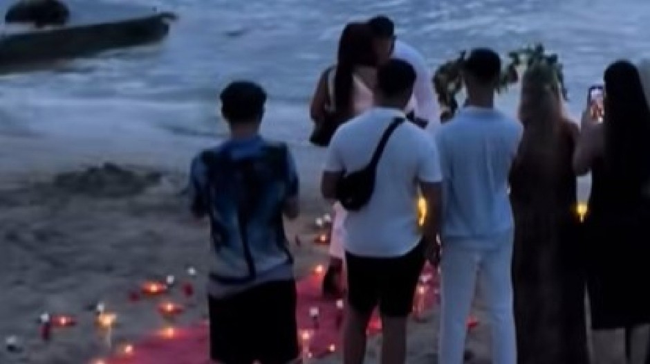 VERIDBA NA PLAŽI POSTALA VIRALNI HIT Neočekivani prolaznik izronio iz mora i ukrao svu pažnju – SNIMAK NASMEJAO MILIONE! (VIDEO)